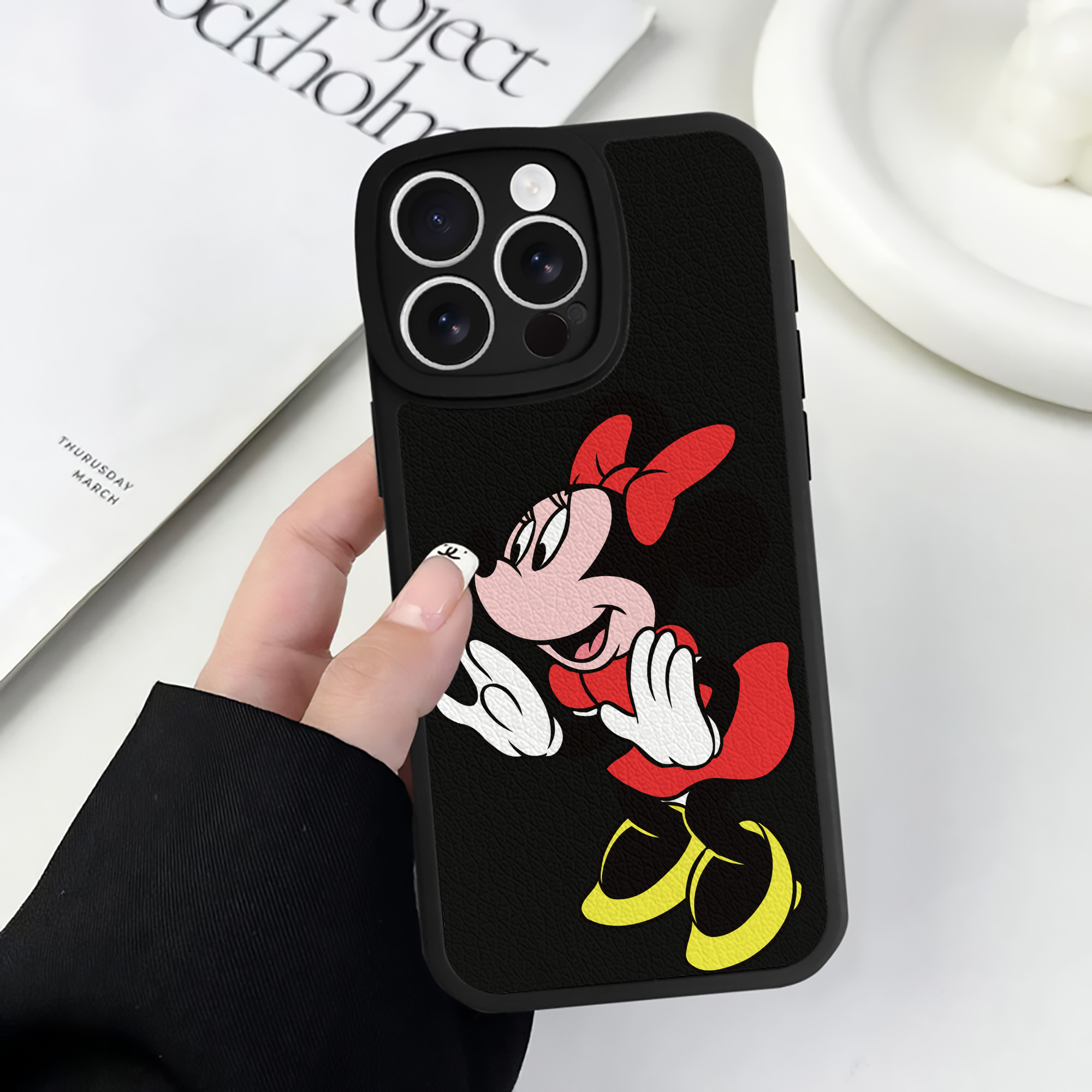 （画像用） ミッキーマウス Mickey Mouse 【iPhone 16シリーズ対応】シリコンスマホケース（レザー調） 材質：シリコン